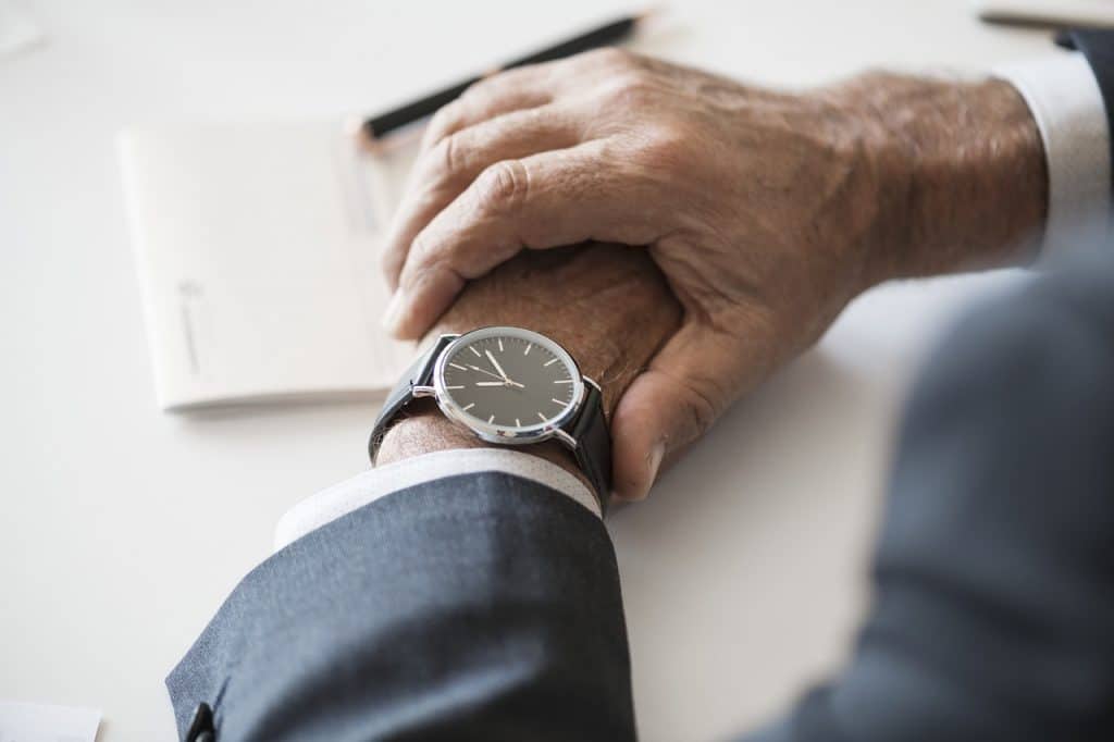 Businessmann blickt auf Uhr, Armbanduhr, Zeitmanagement, Meeting