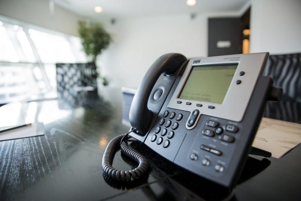 Telefon auf Schreibtisch im Büro, Telefonanlage, Telefonservice